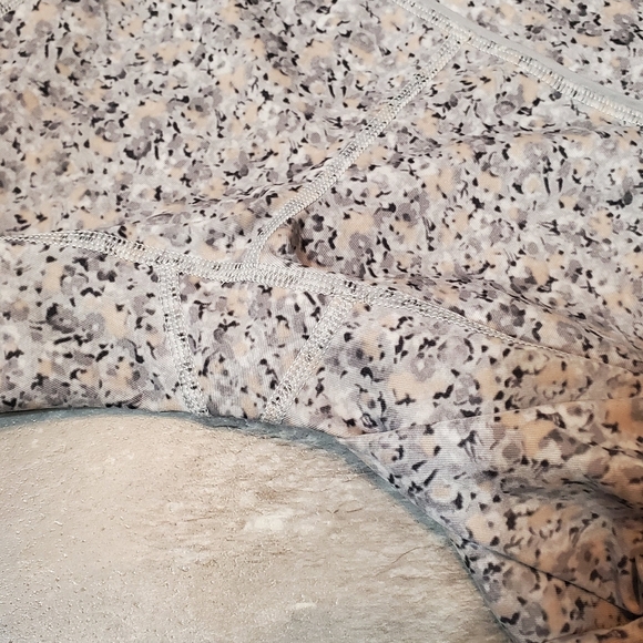 Lululemon Pace Queen Tight. Crop legging. Flower. Grey, light tan. Size 4. - Picture 11 of 15